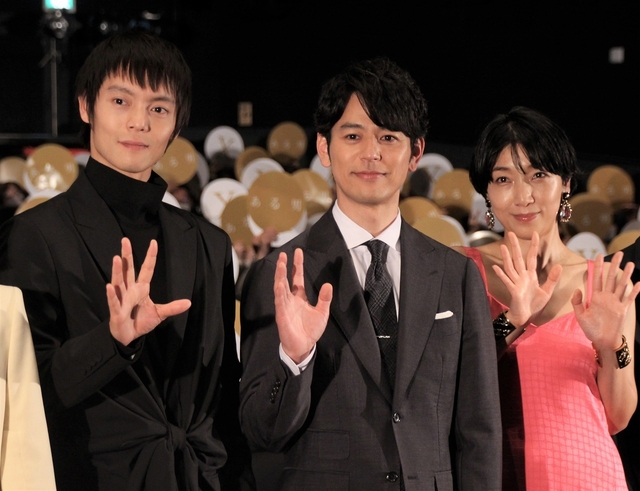 （左から）窪田正孝、妻夫木聡、安藤サクラ