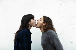 「舌の感触は？」「ナメクジみたい」親友同士でキスの練習　ヨルゴス・ランティモス製作・出演「アッテンバーグ」冒頭映像