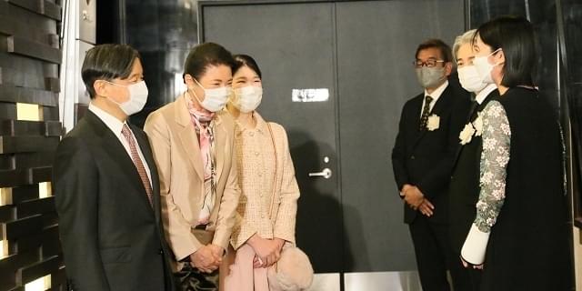 天皇皇后両陛下、愛子内親王殿下「Dr.コトー診療所」ご鑑賞 主演の吉岡秀隆は緊張しきり : 映画ニュース - 映画.com