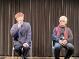 足立正生監督（右）と主演のタモト清嵐