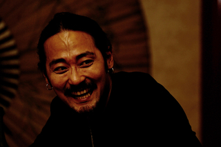 映画初出演のラッパー・Jin Doggに絶賛の声　「Sin Clock」狂気的な笑顔などの新場面写真