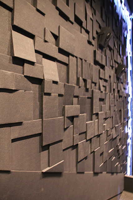 最適な音環境を実現するために採用されたという立体的で凹凸のある壁面デザイン