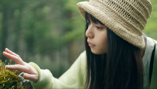 傷ついた人を癒す青年・未山（坂口健太郎）の秘密の鍵を握る、謎多き元恋人・莉子役