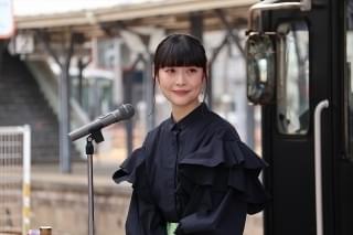 能登麻美子、のと鉄道七尾線「君は放課後インソムニア」ラッピング列車の出発式に参加