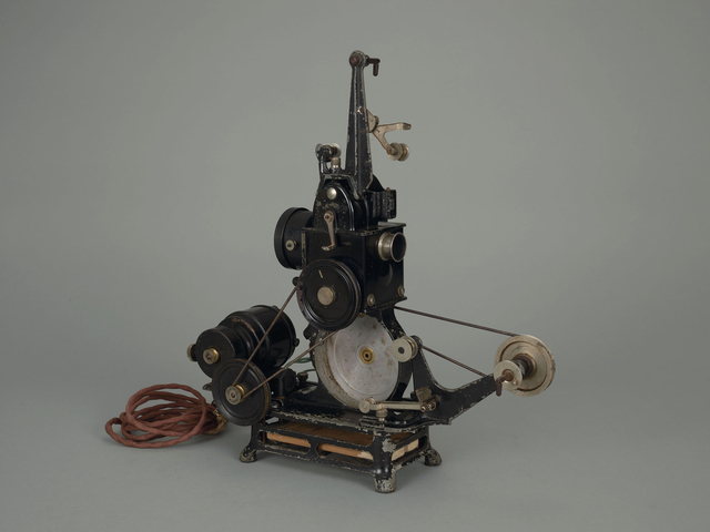 スーパー・パテ・ベビー映写機。1924年に発売されたこの型には、電動モーターとフィルムを 100メートルまでかけられる長尺リールが備わっている