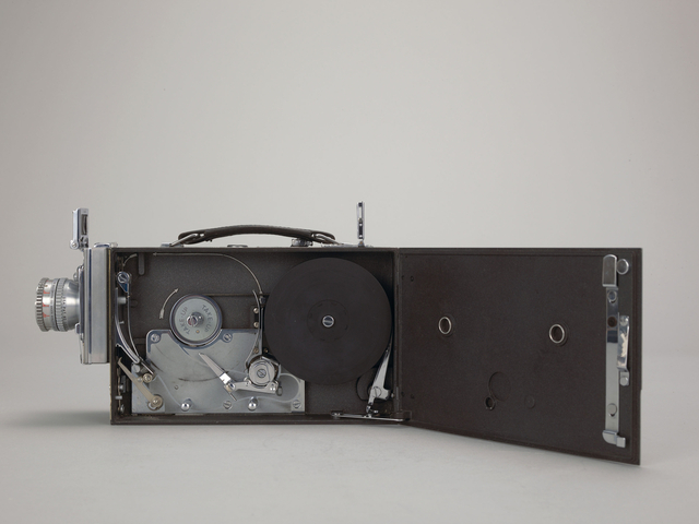 シネコダック・スペシャル。アメリカのイース トマン ・コダック社が1948年に発売した二眼式の16ミリフィルム撮影機