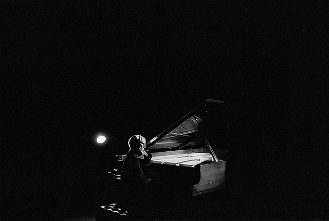 「Ryuichi Sakamoto: Playing the Piano 2022＋」場面写真 上映前に坂本龍一さんからのメッセージが流れる