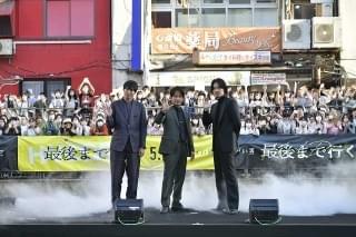 岡田准一＆綾野剛、道頓堀登場に4000人熱狂！ 念願の“ひらパーコラボ”の裏側を明かす