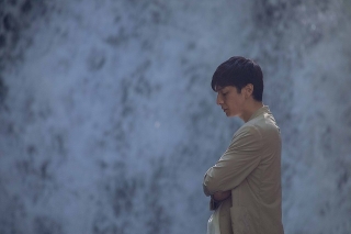 「水とは何なのか？」生田斗真が豪瀑の前に佇む　「渇水」強烈シーンの場面写真が公開