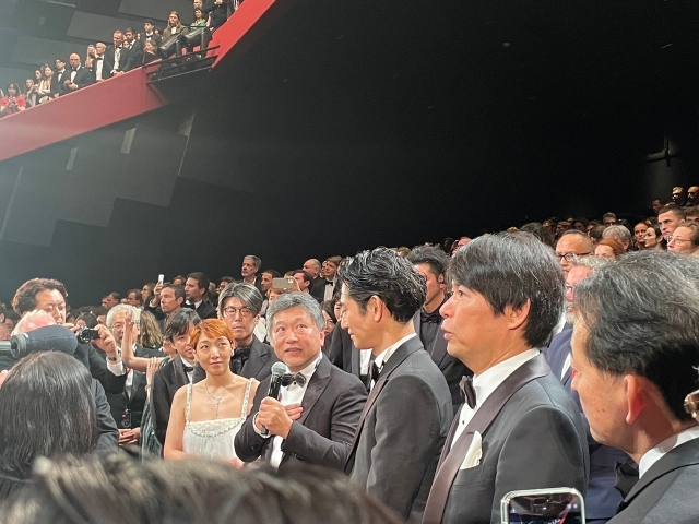 上映後に観客からの拍手を浴びる是枝監督とキャスト陣