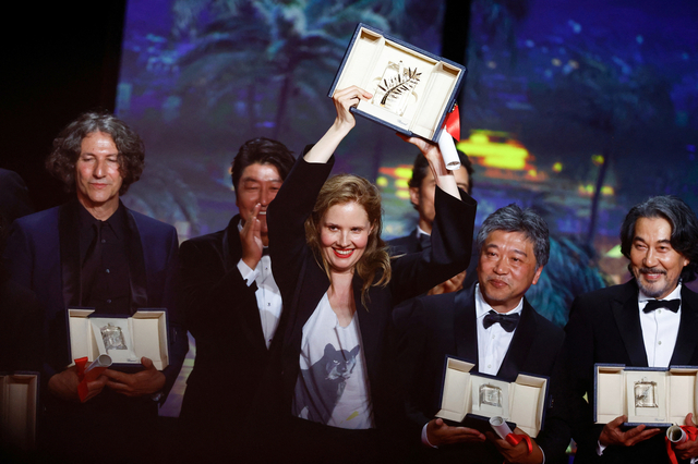 パルムドールを受賞したジュスティーヌ・トリエ監督と是枝裕和監督、役所広司