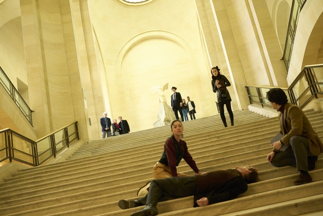 サモトラケのニケ像前の大階段で男が倒れる