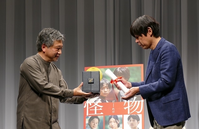 「怪物」でカンヌ脚本賞を受賞した坂元裕二、凱旋会見で「もうカスカス」宣言？