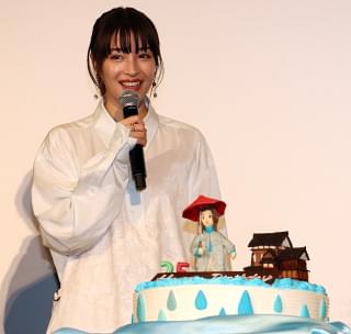 広瀬すず、サプライズ誕生日に感激「水は海に向かって流れる」の