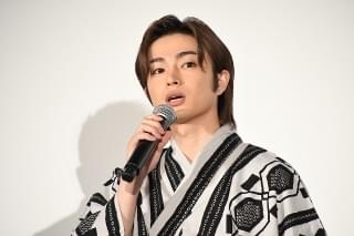 高橋文哉「後ろを振り返らずに進んでいきたい」 恋愛映画初主演、公開初日に笑顔