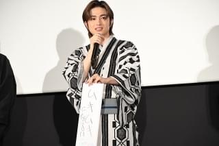 高橋文哉「後ろを振り返らずに進んでいきたい」 恋愛映画初主演、公開初日に笑顔