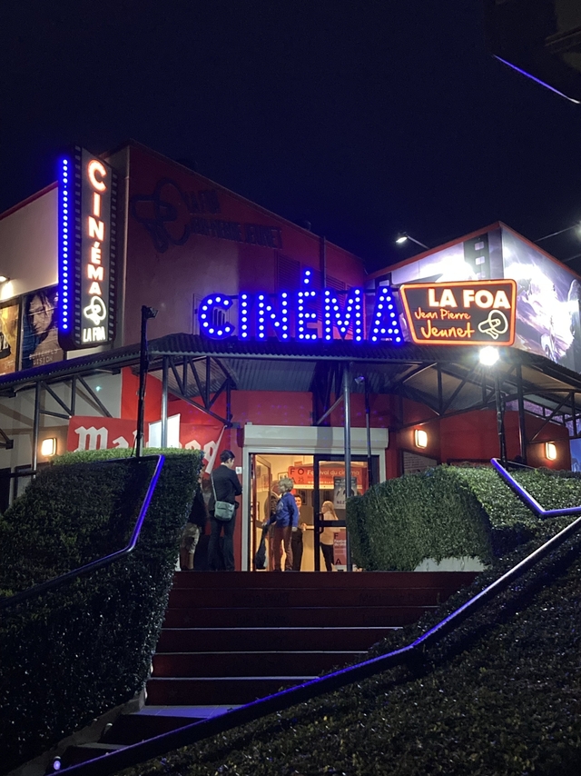 昼と夜、照明で雰囲気が変わる映画館
