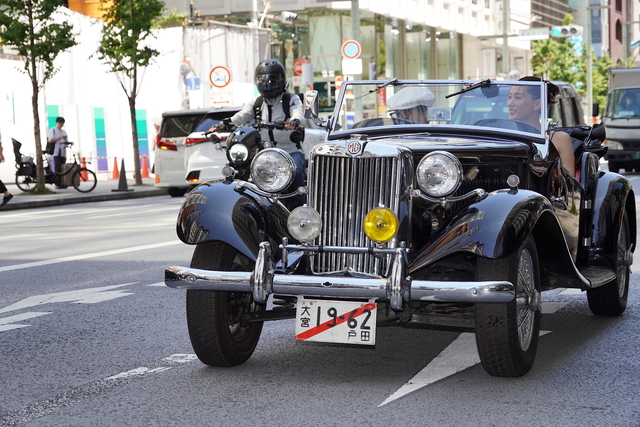 綾瀬はるか、銀座の街にクラシックカーで登場！ 驚く沿道の人々にニッコリ - 画像3