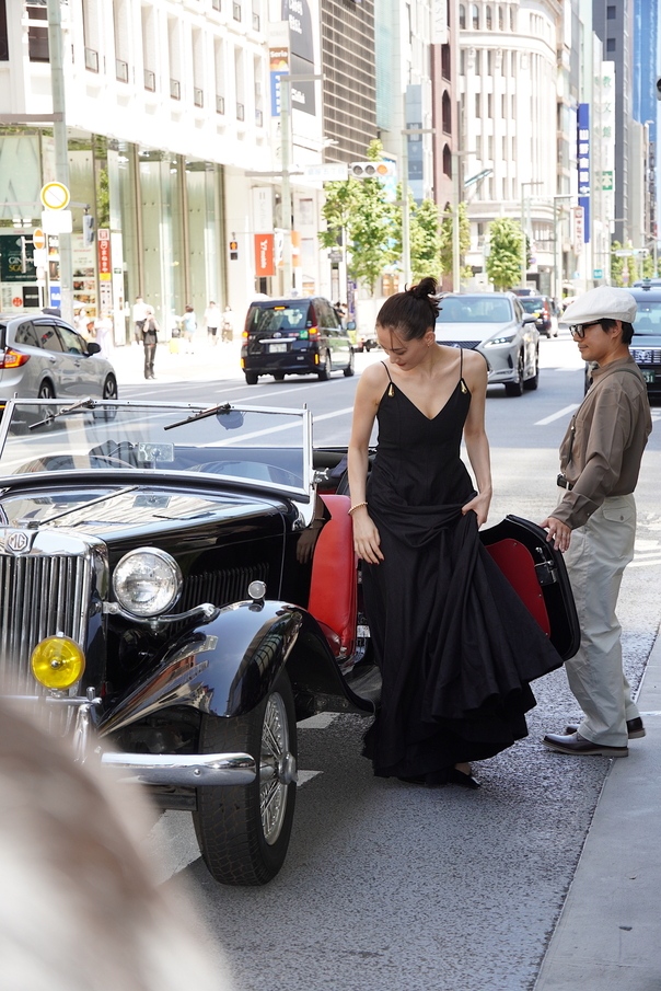 綾瀬はるか、銀座の街にクラシックカーで登場！ 驚く沿道の人々にニッコリ - 画像7