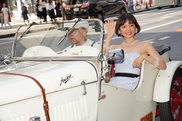 綾瀬はるか、銀座の街にクラシックカーで登場！ 驚く沿道の人々にニッコリ - 画像2
