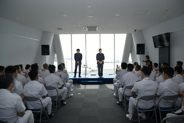 「沈黙の艦隊」大沢たかおと玉木宏、海上自衛隊を前にトーク 毎週金曜にカレーを食べていたと明かす - 画像1