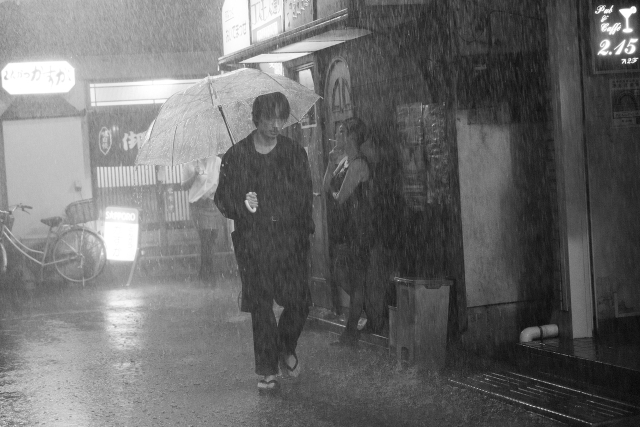 雨に濡れる綾野剛、長年新作を撮れていないピンク映画監督の悲哀を感じる「花腐し」場面写真 - 画像5
