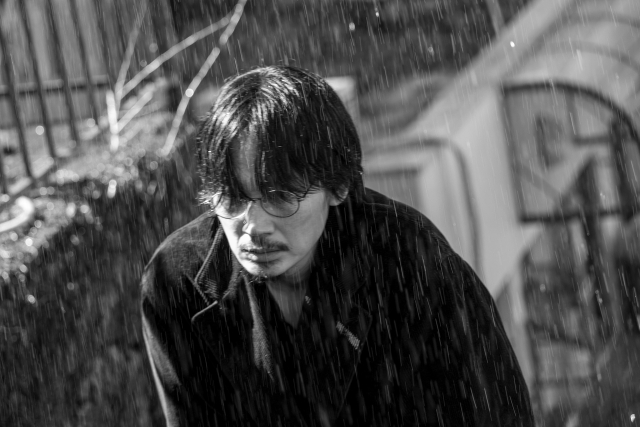 雨に濡れる綾野剛、長年新作を撮れていないピンク映画監督の悲哀を感じる「花腐し」場面写真 - 画像3