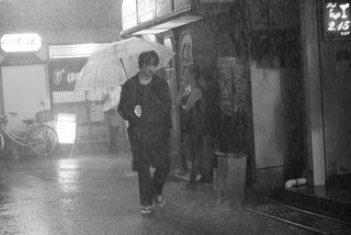 雨に濡れる綾野剛、長年新作を撮れていないピンク映画監督の悲哀を感じる「花腐し」場面写真