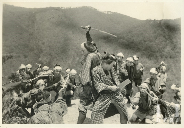 「日光の円蔵」（1924、松竹下加茂、監督：吉野二郎） 。なんだかすごい、山上での剣劇場面のスチル
