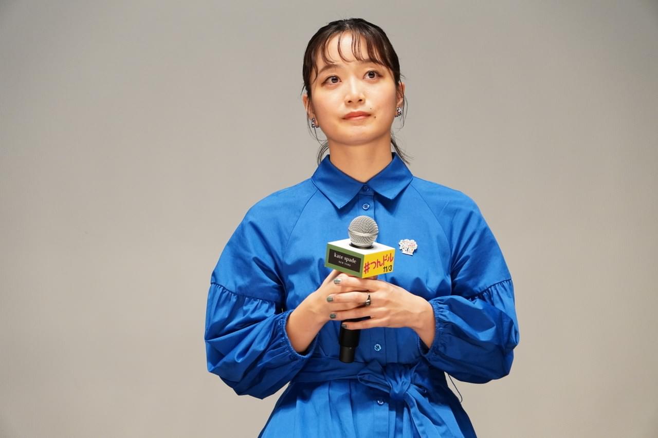 深川麻衣、ケイト・スペードのブルーコーデで登場！ 「自分が好きな格好をするのが1番」