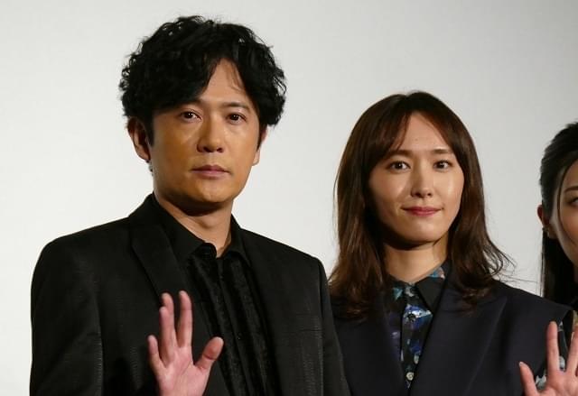 舞台挨拶に立った稲垣吾郎と新垣結衣