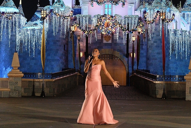 オスカー女優アリアナ・デボーズ、「ウィッシュ」を熱唱する特別映像 ディズニーランド・リゾートにサプライズ登場 - 画像2