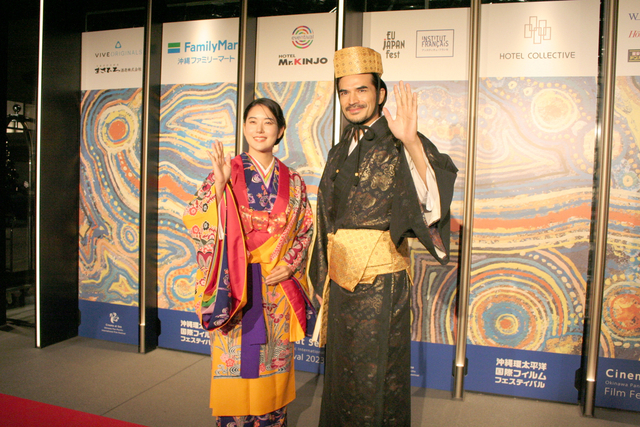 琉球の伝統衣装でレッドカーペットに臨んだ尚玄（右）と東盛あいか