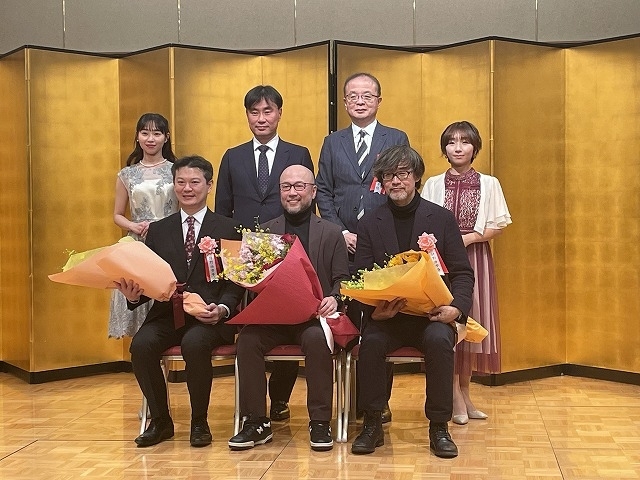 前列中央が特別功労章を受章した井上雄彦氏、右が山崎貴監督