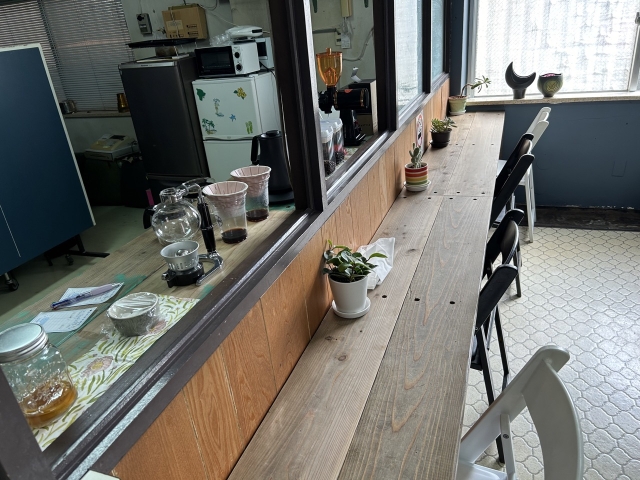 首里劇場の木材を使用した喫茶カンマのテーブル