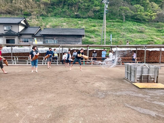 道の駅すず塩田村では、揚げ浜式塩づくりの体験が出来、海外の観光客にも人気だった（写真提供：石井かほり）