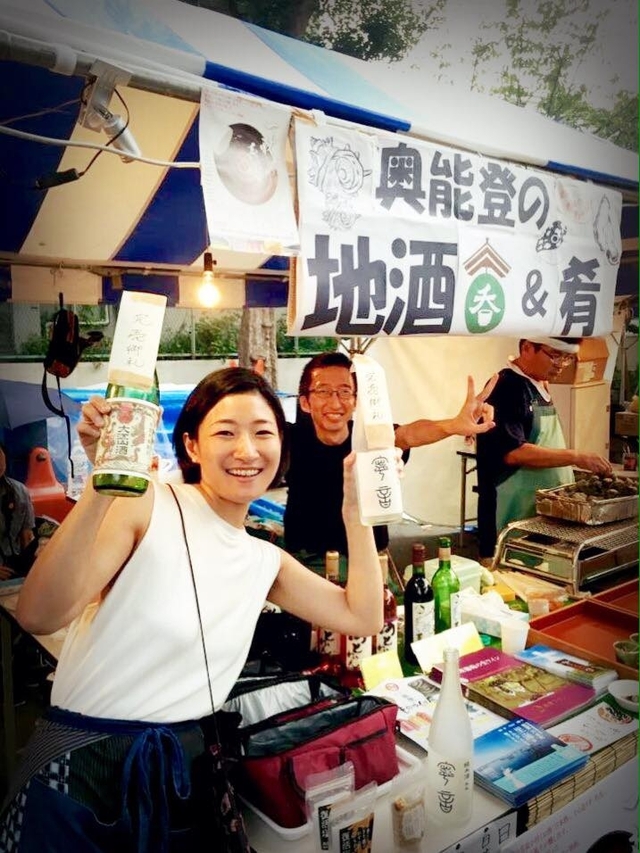 2016年に東京で開催されたしながわ宿場まつりで奥能登の地酒をPRする石井かほり監督（写真提供：石井かほり）