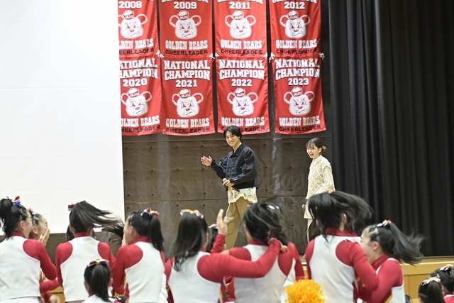 山崎賢人＆山田杏奈、大阪の高校にサプライズ登場で大歓声止まらず 青春エピソードを披露 - 画像3