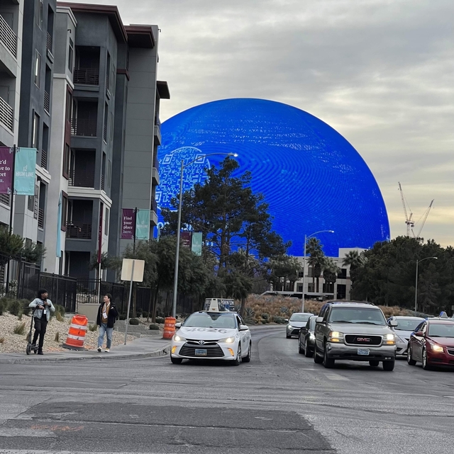 奥に見えるのは巨大な球型シアター「sphere」