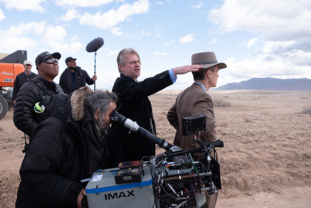 IMAXカメラで撮影するノーラン監督とホイテマ