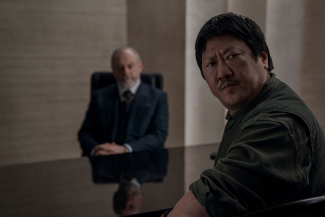“魔術師ウォン役”でお馴染みのベネディクト・ウォン 「三体」で演じたのは「リアム・ギャラガーの雰囲気を漂わせたSF版刑事コロンボ」 - 画像2