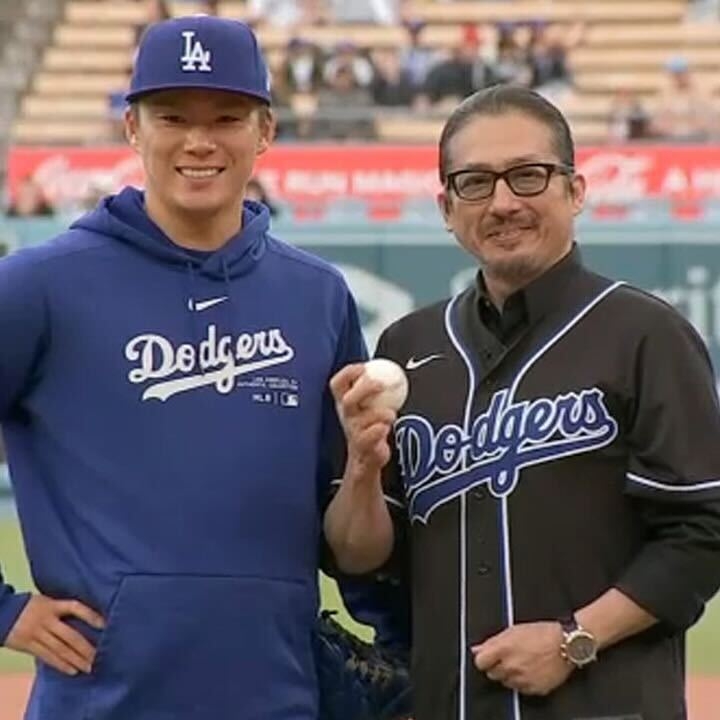 真田広之、MLB始球式に登場！ ドジャース・山本由伸選手を相手に、見事なノーバン投球