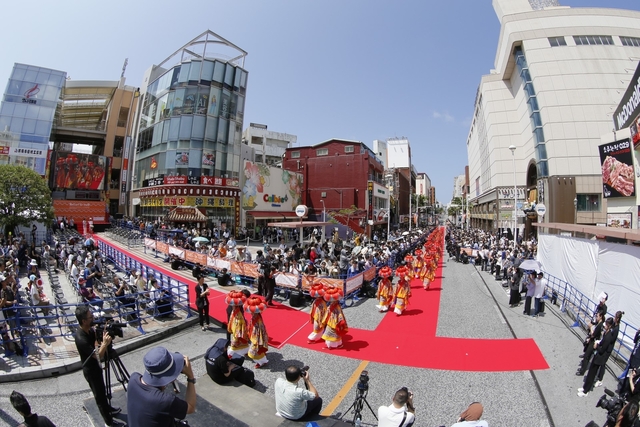 那覇・国際通りで開催された恒例のレッドカーペット