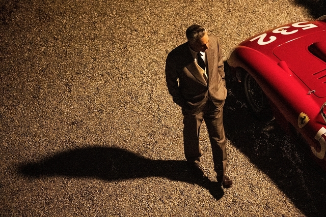 アダム・ドライバーが、F1の“帝王”を徹底再現！ カリスマ性と孤独がにじむ姿おさめた「フェラーリ」場面写真＆キャラビジュアル - 画像1