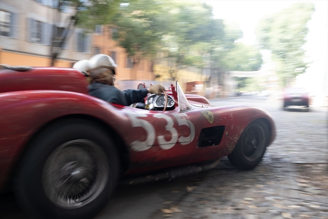 アダム・ドライバーが、F1の“帝王”を徹底再現！ カリスマ性と孤独がにじむ姿おさめた「フェラーリ」場面写真＆キャラビジュアル - 画像2