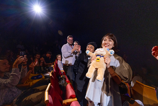 【第77回カンヌ国際映画祭】スタジオジブリに栄誉パルムドール授与、宮崎吾朗監督が登壇 監督週間部門の「化け猫あんずちゃん」、地元の子供たちの歓声に沸く