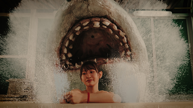 【SNSで大バズり！】「温泉シャーク」サメに襲われる人間たちをとらえた場面写真＆クセ強めなキャラクター写真披露