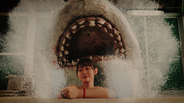 【SNSで大バズり！】「温泉シャーク」サメに襲われる人間たちをとらえた場面写真＆クセ強めなキャラクター写真披露 - 画像2