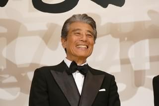 舘ひろし＆柴田恭兵、38年分の感謝をこめた熱烈ハグ！「帰ってきた あぶない刑事」初日舞台挨拶