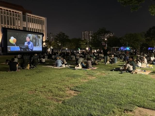 夜の野外上映の模様